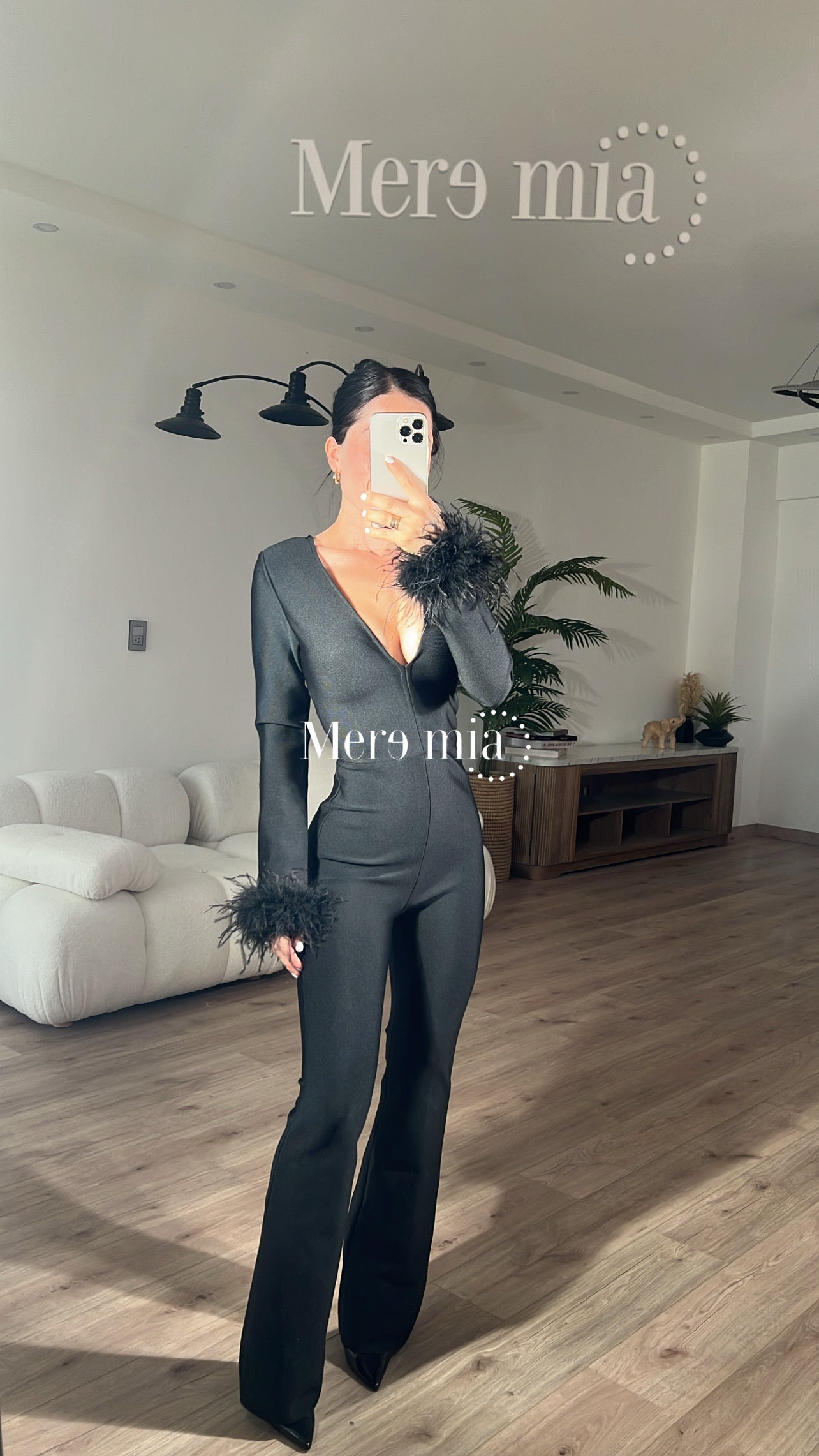 Jumpsuit negro manga de plumas