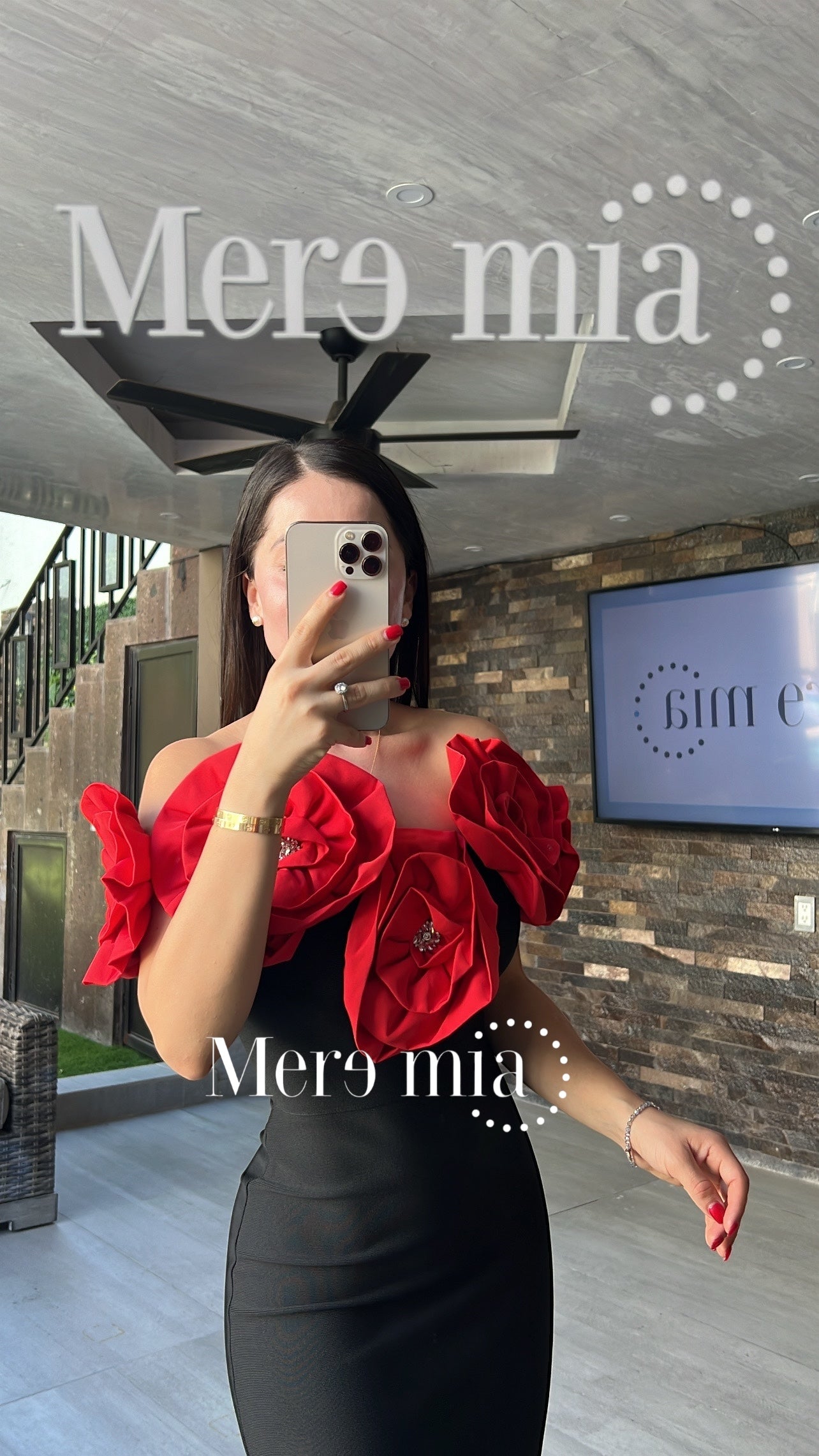 Vestido negro flores en hombros