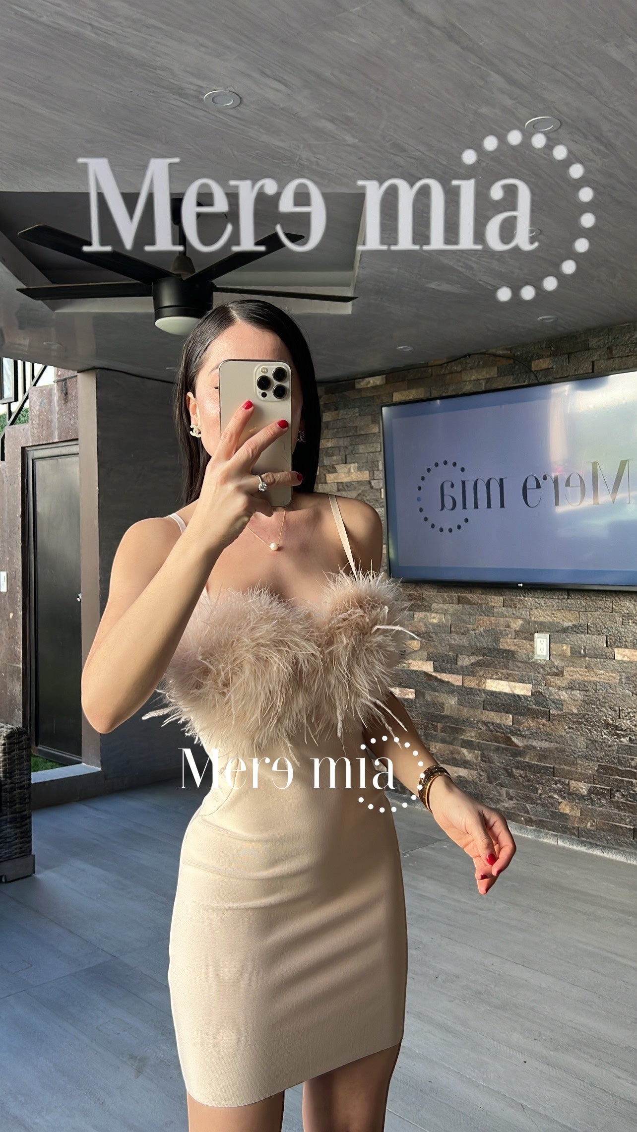 Vestido nude plumas