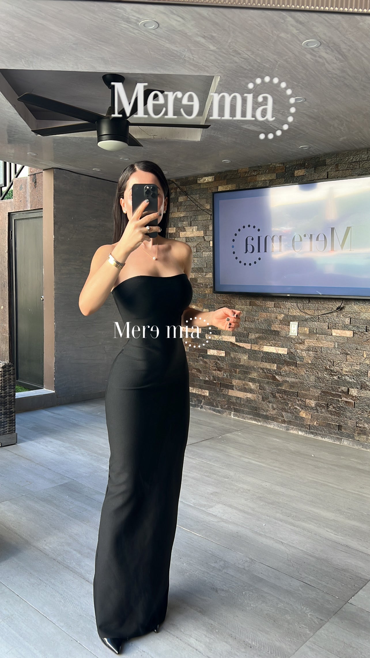 Vestido negro strapples liso