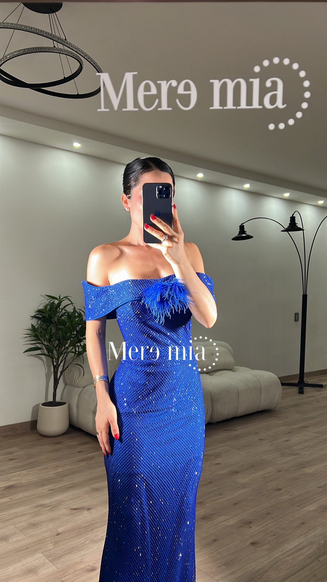 Vestido hombros apl plumas