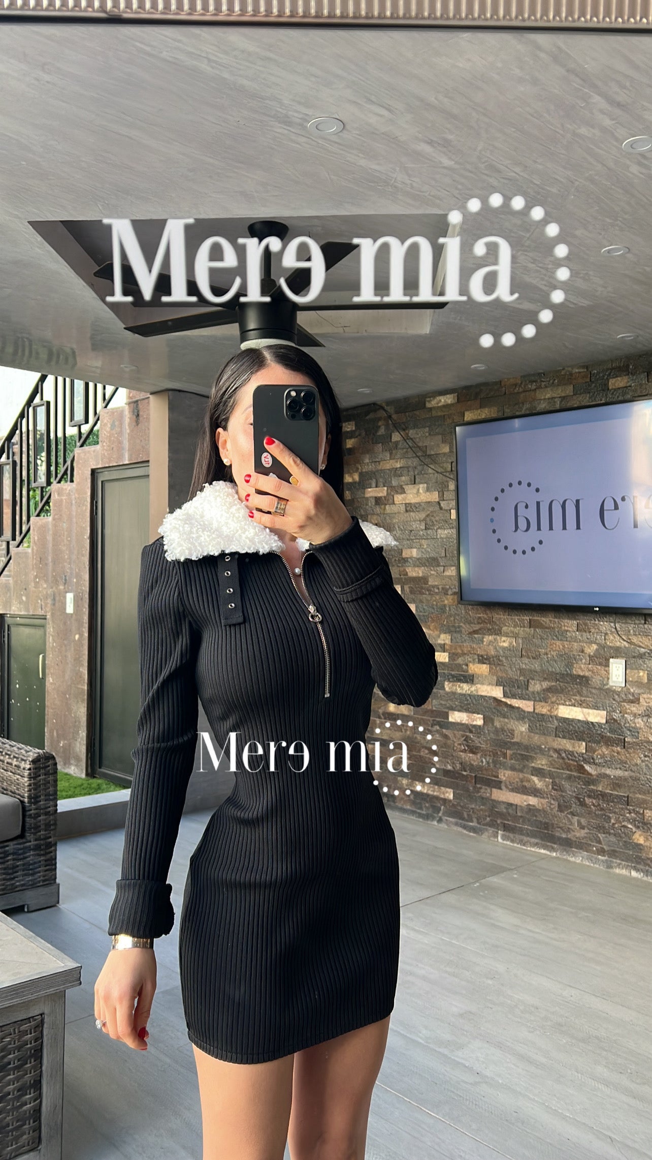 Vestido negro cuello blanco peluc