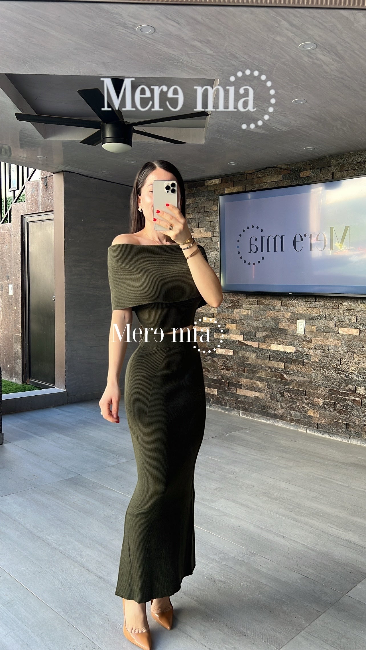 Conjunto verde olan liso hombros