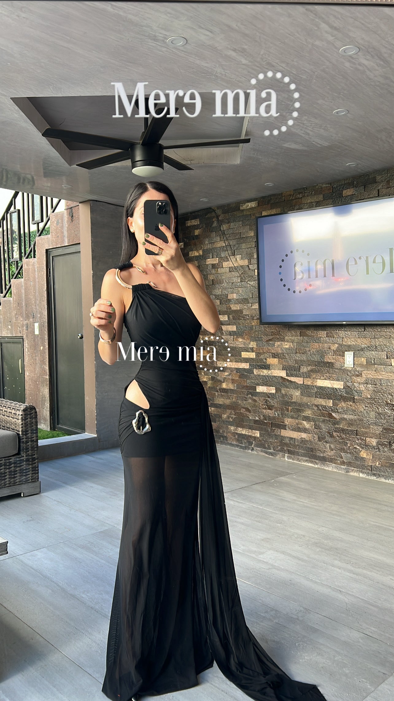 Vestido negro abert broche