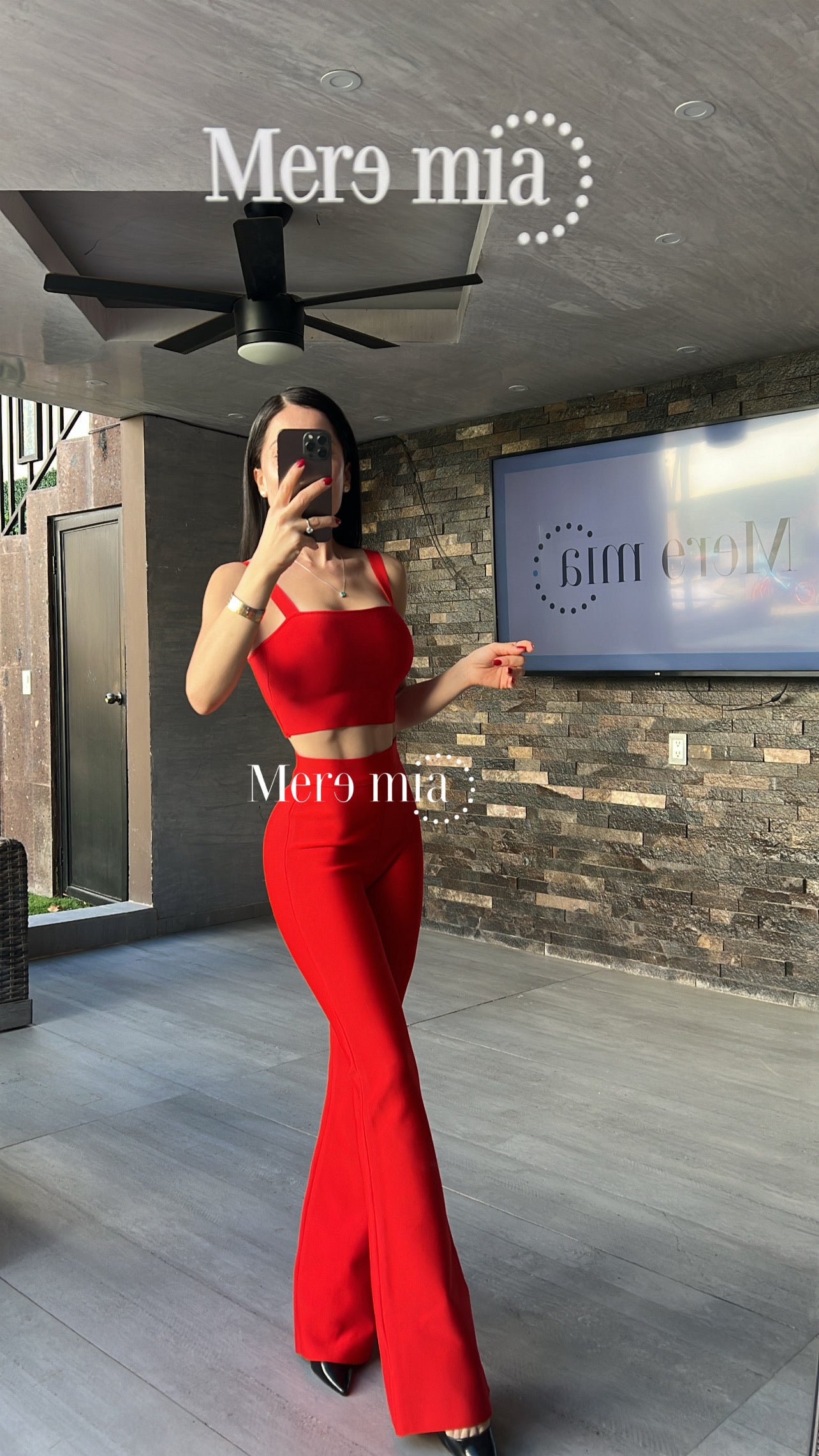 Pantalón rojo acampanado