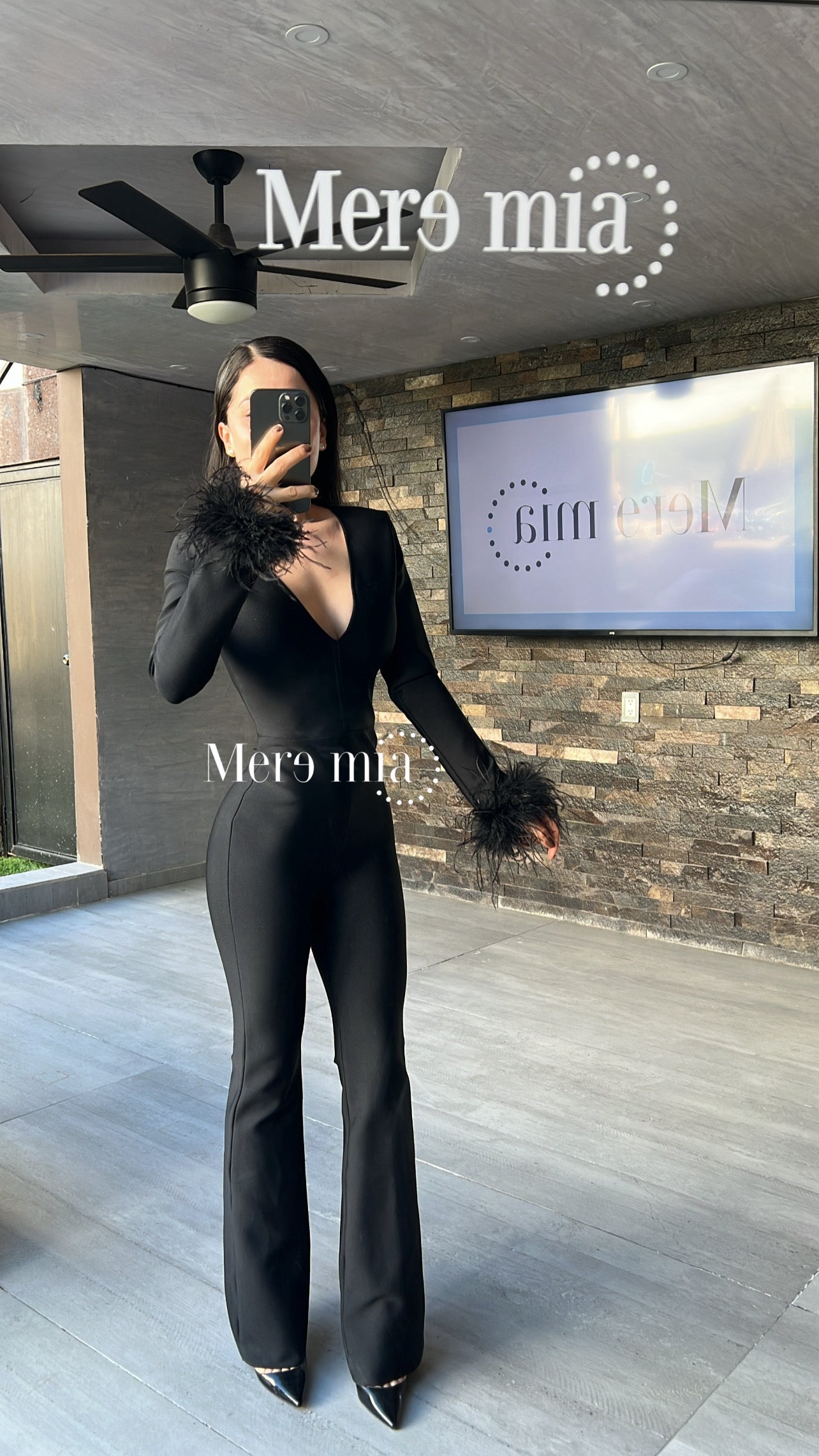 Jumpsuit negro manga de plumas