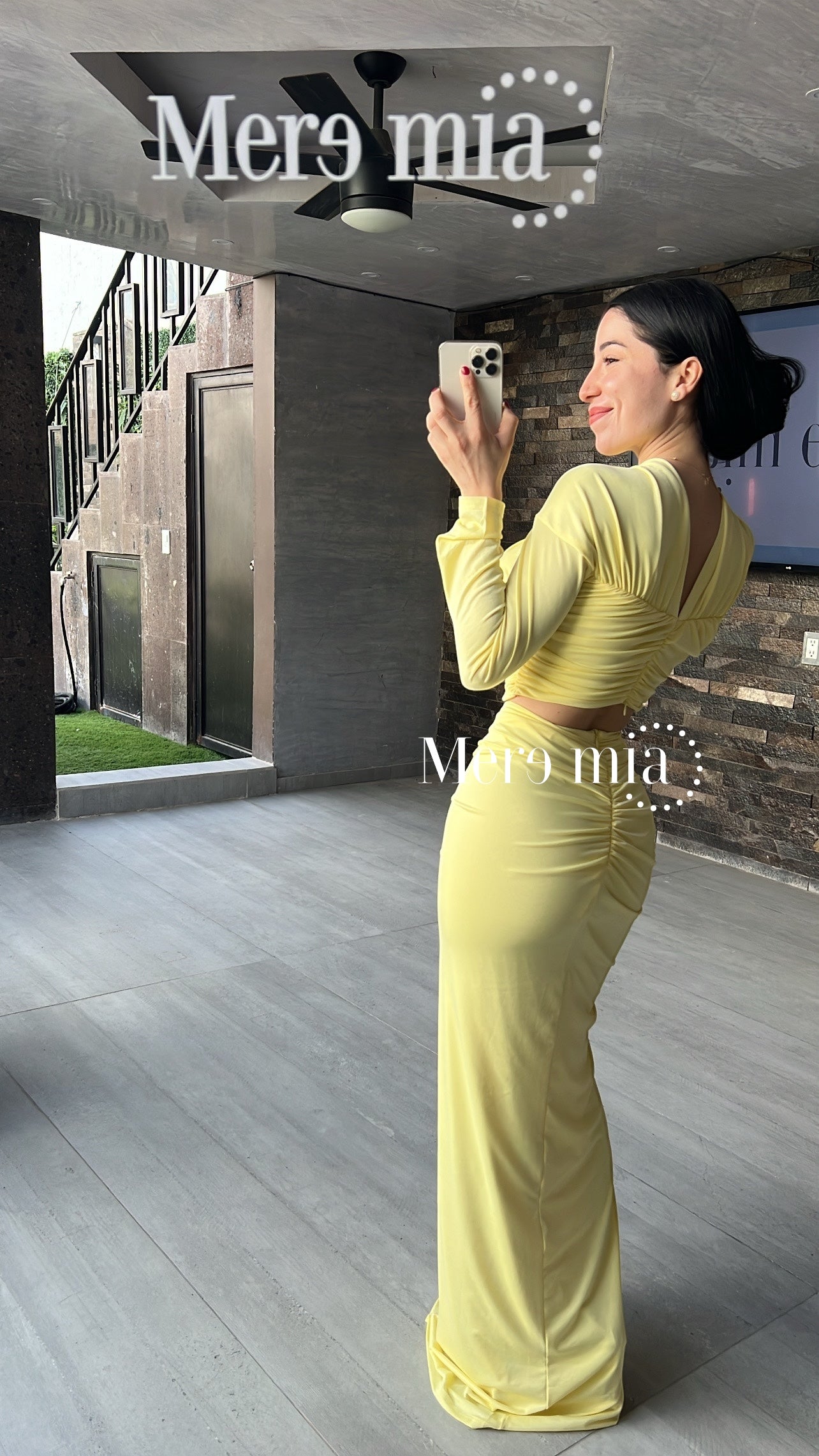 Conjunto amarillo plisado