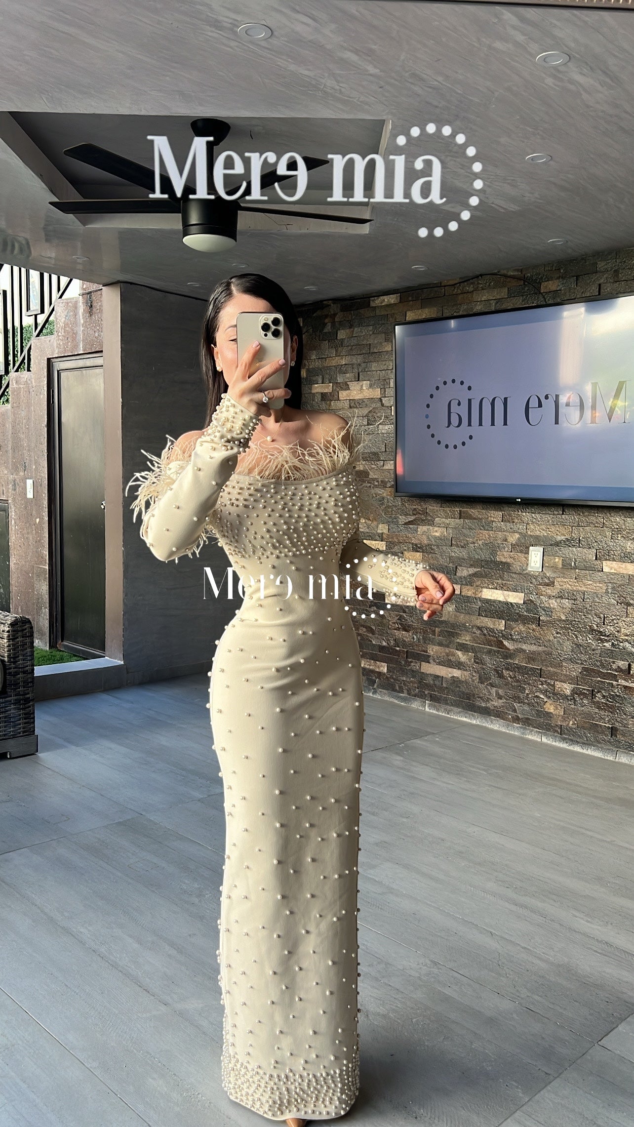 Vestido beige plumas perlas